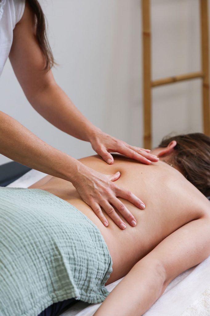 Méthodes & soins. Massage du dos par pression des points choisis pour soulager les tensions musculaires.