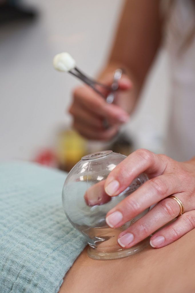 Méthodes & soins. La méthodes des ventouses permet de chauffer et stimuler les zones nouées et faire circuler l'énergie.